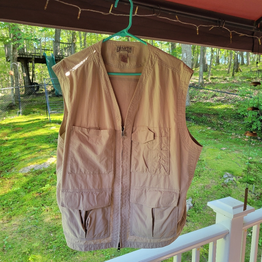 Duluth Trading Co XL Biege Multipocket Fisherman Vest Zipper Front